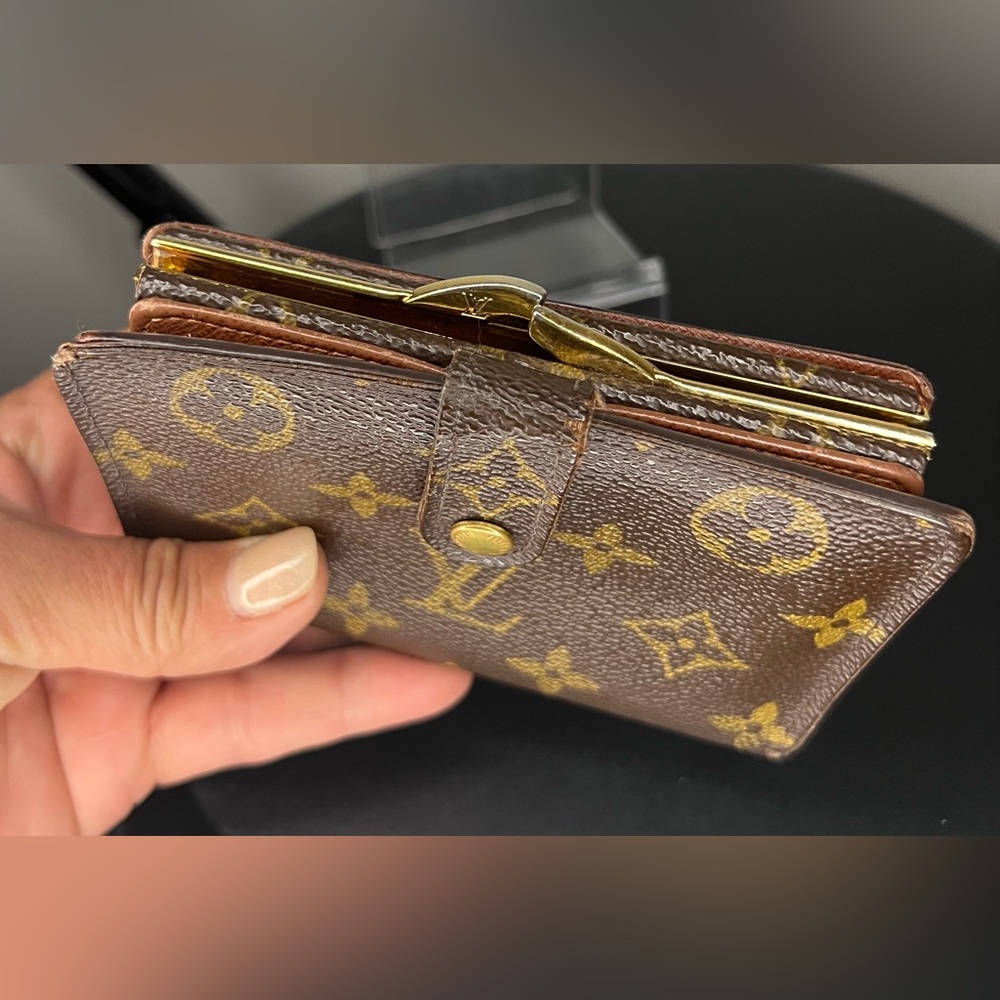 LOUIS VUITTON Vintage French Kisslock Wallet |
Monogram